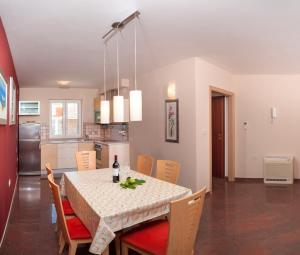 Apartments by the sea Postira, Brac - 15242