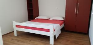 Three-Bedroom Apartment with Terrace room in Apartments by the sea Bilo Primosten - 14601
