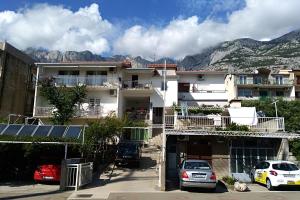 Apartments with a parking space Makarska - 9696