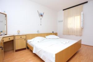 Two-Bedroom Apartment with Terrace and Sea View room in Apartments with a swimming pool Mali Rat (Omis) - 9698