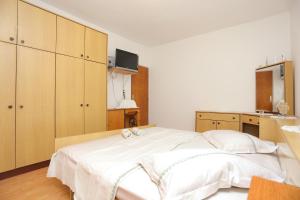 Apartments with a swimming pool Mali Rat (Omis) - 9698