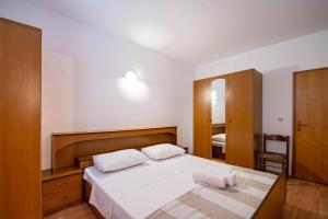 Apartments by the sea Kneza, Korcula - 10168