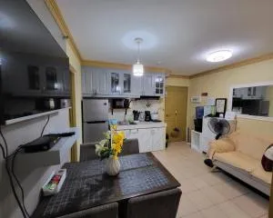 ENTIRE 2BR CONDO UNIT@8 SPATIAL CONDOMINIUM - Pequeno