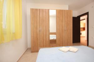 Apartments by the sea Vlasici, Pag - 9324