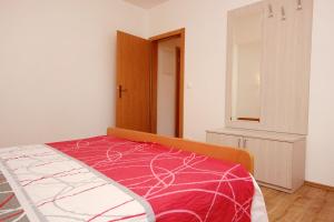 Apartments with parking space Duce, Omis - 9437