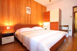 Seaside apartments with a swimming pool Marusici, Omis - 10009