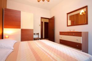 Seaside apartments with a swimming pool Marusici, Omis - 10009