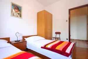 Seaside apartments with a swimming pool Marusici, Omis - 10009