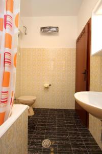 Seaside apartments with a swimming pool Marusici, Omis - 10009