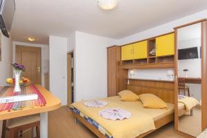 Apartments with parking space Brela, Makarska - 11687