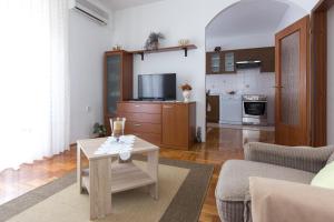 Apartments with parking space Novi Vinodolski - 11702