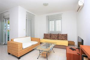 Apartments with swimming pool Mastrinka, Ciovo - 11717