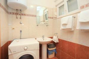 Apartments with swimming pool Mastrinka, Ciovo - 11717