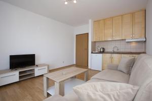 Apartments with a swimming pool Zavode, Omis - 11786