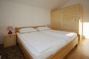 Apartments with a swimming pool Zavode, Omis - 11786