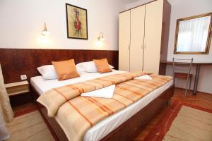 Apartments by the sea Vinisce, Trogir - 11856