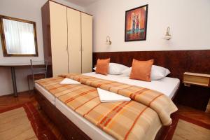 Apartments by the sea Vinisce, Trogir - 11856