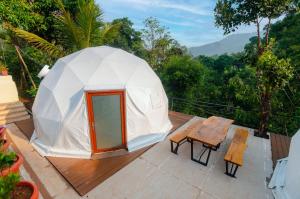 Birds eye Estate, glamping domes