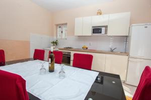 Apartments with parking space Makarska - 12211