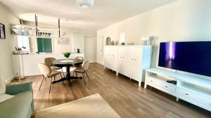 The Rooster Apartments 