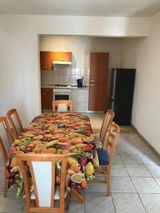 Apartments with a parking space Bol, Brac - 12474