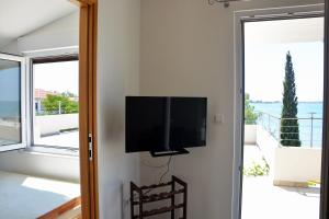 Apartments by the sea Vrsi - Mulo, Zadar - 12519