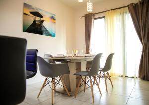 Luxury 2 Bedroom Apartment with Pool - close to Flic-en-Flac Beach