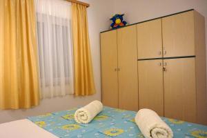 Apartments with a parking space Omisalj, Krk - 12793