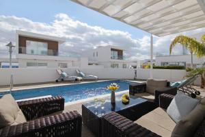 Villa Sunday