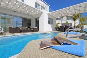 Villa Sunday