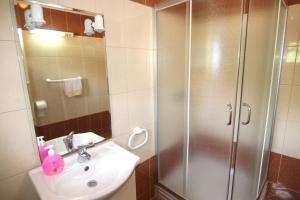 Apartments with a parking space Pag - 12892