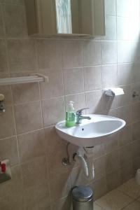 Apartments with a parking space Vir - 12948