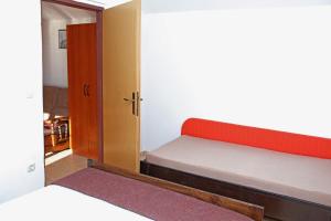 Apartments with a parking space Vir - 12948