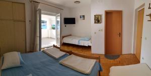 Apartments by the sea Rogoznica - 12995