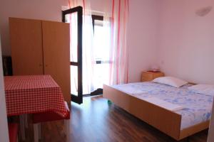 Apartments by the sea Brist, Makarska - 13011