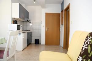 Apartments by the sea Brela, Makarska - 13052