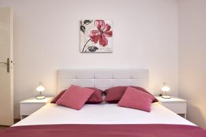 Apartments and rooms with parking space Trogir - 13102