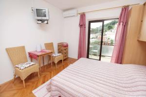 Apartments by the sea Podgora, Makarska - 13216
