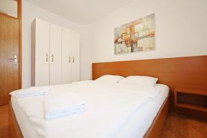 Apartments by the sea Pag - 13329