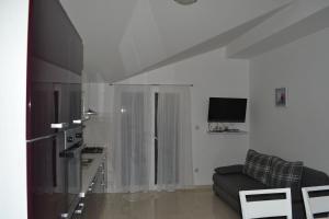 Apartments with parking space Grebastica, Sibenik - 13365