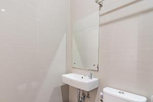 RedDoorz Plus @ Point Phila Cihampelas