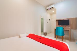 RedDoorz Plus @ Point Phila Cihampelas