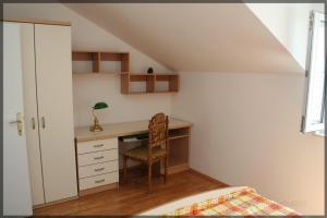 Apartments by the sea Bol, Brac - 13665