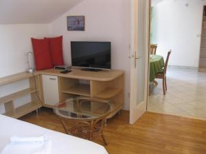 Apartments by the sea Bol, Brac - 13665