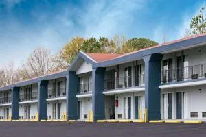 Super 8 by Wyndham Locust Grove - ماكدونو