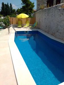 Family friendly apartments with a swimming pool Sutivan, Brac - 14737