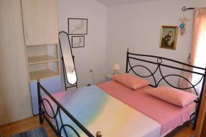 Family friendly apartments with a swimming pool Sutivan, Brac - 14737