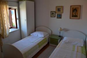 Family friendly apartments with a swimming pool Sutivan, Brac - 14737