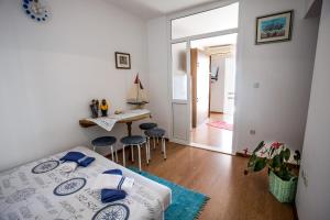 Apartments by the sea Krilo Jesenice, Omis - 14823