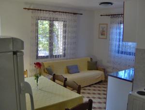 Apartments with a parking space Milna, Brac - 14961